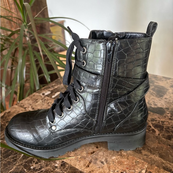 Cool black Croco combat boots - Picture 3 of 5